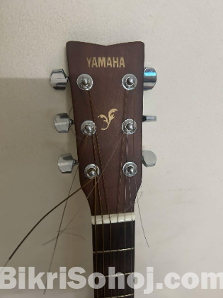 YAMAHA ACCOUSTIC GUITAR